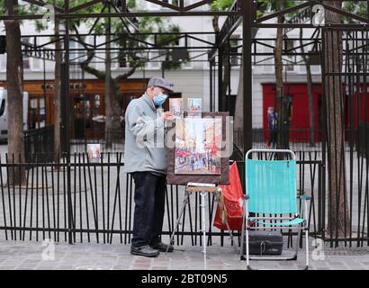 Paris, Frankreich. Mai 2020. Ein Straßenkünstler wartet auf Kunden im Montmartre in Paris, Frankreich, 22. Mai 2020. Frankreich hat beschlossen, die verzögerte zweite Runde der Bürgermeisterwahlen am 28. Juni zu organisieren, die Premierminister Edouard Philippe am Freitag als "vertretbar" erklärte, wenn sich die Situation der Coronavirus-Epidemie dagegen wendet. Kredit: Gao Jing/Xinhua/Alamy Live News Stockfoto