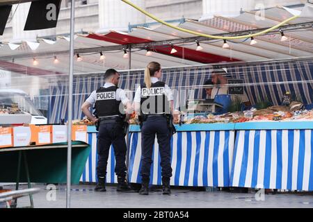Paris, Frankreich. Mai 2020. Polizisten patrouillieren auf einem Freiluftmarkt in Paris, Frankreich, am 22. Mai 2020. Frankreich hat beschlossen, die verzögerte zweite Runde der Bürgermeisterwahlen am 28. Juni zu organisieren, die Premierminister Edouard Philippe am Freitag als "vertretbar" erklärte, wenn sich die Situation der Coronavirus-Epidemie dagegen wendet. Kredit: Gao Jing/Xinhua/Alamy Live News Stockfoto