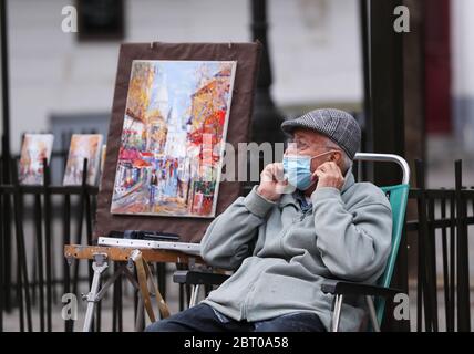 Paris, Frankreich. Mai 2020. Ein Straßenkünstler wartet auf Kunden im Montmartre in Paris, Frankreich, 22. Mai 2020. Frankreich hat beschlossen, die verzögerte zweite Runde der Bürgermeisterwahlen am 28. Juni zu organisieren, die Premierminister Edouard Philippe am Freitag als "vertretbar" erklärte, wenn sich die Situation der Coronavirus-Epidemie dagegen wendet. Kredit: Gao Jing/Xinhua/Alamy Live News Stockfoto