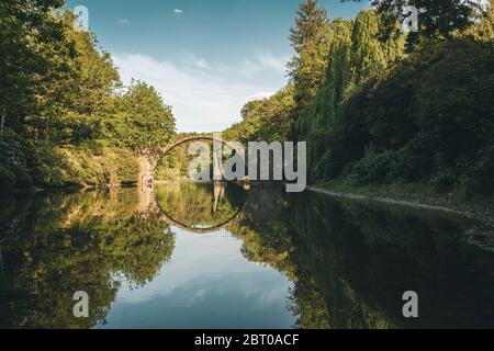 Fantastische Morgentzene von Azalea und Rhododendron Park Kromlau, Deutschland, Europa. Herrliche Sommer Blick auf Rakotz-Brücke Rakotzbrücke, Teufelsbrücke. Stockfoto