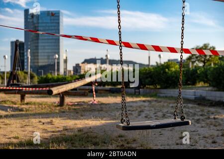 Blick auf einen geschlossenen Kinderspielplatz während der Zeit der Spaziergänge und Sportübungen aufgrund der Ansteckung des Covid-19.Barcelona bleibt noch in Phase 0.5 im Gegensatz zu anderen Bereichen des spanischen Staates. Die Ausübung von Sport und Spaziergänge sind noch in Zeitbändern aufgrund der Ansteckung von Covid-19 geregelt. Stockfoto