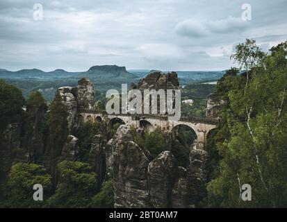 Bastion Brücke Bastei in der sächsischen schweiz in Deutschland, aufgenommen an einem warmen Sommermorgen nach Sonnenaufgang. Wahrzeichen von Sachsen. Sandstein Felsformationen Stockfoto