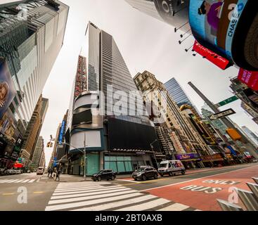 Ruhiger Times Square in New York, mit leeren Plakatwänden, während der COVID-19 Pandemie am Dienstag, 19. Mai 2020. (© Richard B. Levine) Stockfoto