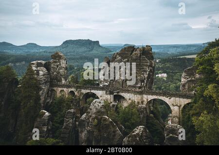 Bastion Brücke Bastei in der sächsischen schweiz in Deutschland, aufgenommen an einem warmen Sommermorgen nach Sonnenaufgang. Wahrzeichen von Sachsen. Sandstein Felsformationen Stockfoto