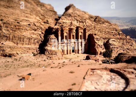 Das Kloster (Ad-Deir) in der alten Nabatäischen Stadt Petra, Jordanien. Spielzeugeffekt Stockfoto