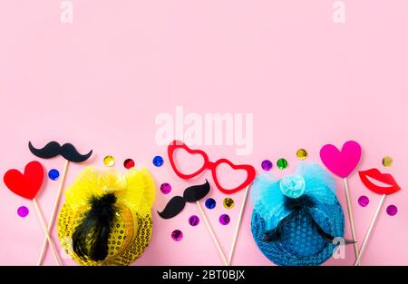 Flache Ansicht von rosa Hintergrund mit Spaß Geburtstagsfeier Dekorationen Requisiten. Viel Platz für Text. Stockfoto