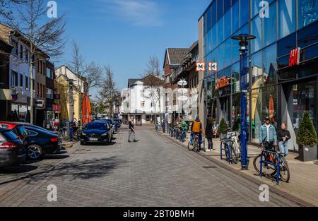 Heinsberg, Nordrhein-Westfalen, Deutschland - Hochstraße in Heinsberg, Haupteinkaufsstraße in Zeiten der Corona-Pandemie mit Kontaktverbot, Heinsberg Stockfoto