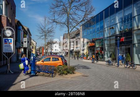 Heinsberg, Nordrhein-Westfalen, Deutschland - Hochstraße in Heinsberg, Haupteinkaufsstraße in Zeiten der Corona-Pandemie mit Kontaktverbot, Heinsberg Stockfoto
