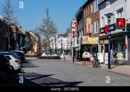 Heinsberg, Nordrhein-Westfalen, Deutschland - Hochstraße in Heinsberg, Haupteinkaufsstraße in Zeiten der Corona-Pandemie mit Kontaktverbot, Heinsberg Stockfoto