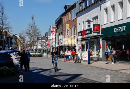 Heinsberg, Nordrhein-Westfalen, Deutschland - Hochstraße in Heinsberg, Haupteinkaufsstraße in Zeiten der Corona-Pandemie mit Kontaktverbot, Heinsberg Stockfoto