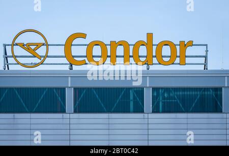 Düsseldorf, Nordrhein-Westfalen, Deutschland - Flughafen Düsseldorf in Zeiten der Koronakrise, Halle mit Condor-Logo. Düsseldorf, Nordrhein-Westfa Stockfoto