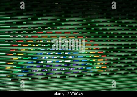 WIMBLEDON LONDON, GROSSBRITANNIEN. 22 Mai 2020. Ein Dankeschön an den NHS und den Regenbogen hinter einem Shuttered Shop in Wimbledon als Hommage an die Betreuer des National Health Service, die an vorderster Front und helfen Patienten mit Covid-19 Coronavirus-Infektionen. Kredit: amer Ghazzal/Alamy Live News Stockfoto