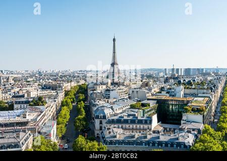 Luftaufnahme der Altstadt von Paris, mit dem Gebäude des Eiffelturms, von der Spitze des Triumphbogens an der Champs-Elysees Avenue in Paris, Fr. Stockfoto