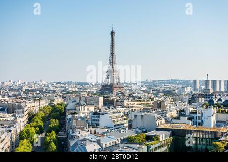 Luftaufnahme der Altstadt von Paris, mit dem Gebäude des Eiffelturms, von der Spitze des Triumphbogens an der Champs-Elysees Avenue in Paris, Fr. Stockfoto