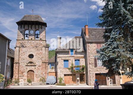 Limousin in Frankreich: Die alte Kirche in Le Saillant in der Nähe der Schluchten von la Vézère. Stockfoto