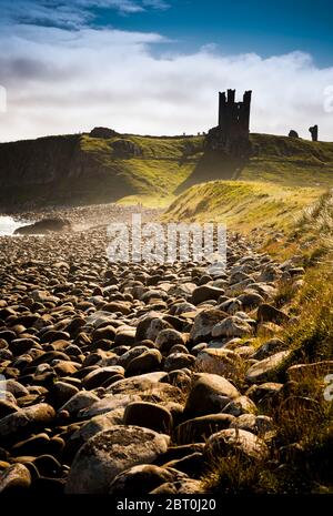 Dunstanburgh Castle von Embleton Bay, Northumberland, England Stockfoto