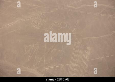 Luftaufnahme der Nazca-Linien, präkolumbianischen Geoglyphen, die in Wüstensand geätzt wurden, Nazca, Süd-Peru. Stockfoto