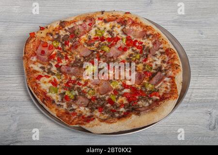 Mexikanische handwerkliche Pizza isoliert auf Holzhintergrund. Bild der Menükarte Stockfoto