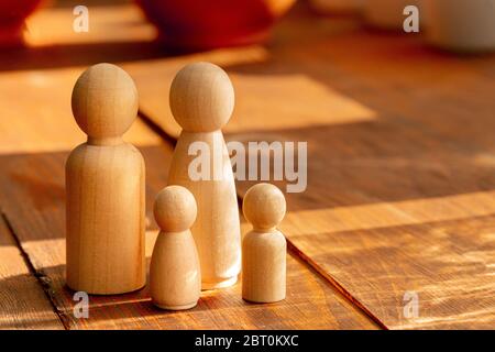 Kleine Holzfiguren von Familienmitgliedern. Symbol für Familienbeziehung Stockfoto