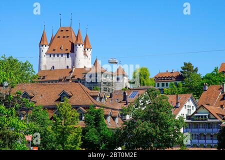 Blick auf die mittelalterliche Burg hoch über der Altstadt von Thun wurde im 12. Jahrhundert erbaut. Kanton Bern, Schweiz. Stockfoto