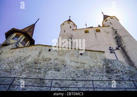 Blick auf die mittelalterliche Burg hoch über der Altstadt von Thun wurde im 12. Jahrhundert erbaut. Kanton Bern, Schweiz. Stockfoto