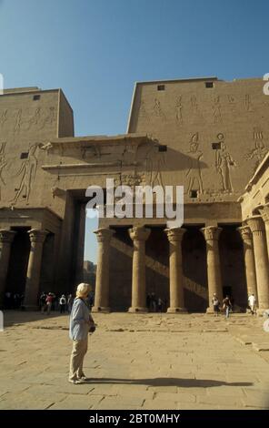 Der Tempel von Edfu gewidmet dem Falkengott Horus in Edfu, Ägypten, Afrika Stockfoto