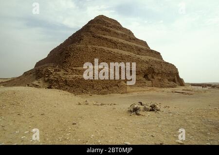 Stufenpyramide von Djoser, das früheste kolossale Steingebäude in Ägypten, erbaut im 27. Jahrhundert v. Chr. in der Nähe von Memphis, Ägypten, Afrika Stockfoto