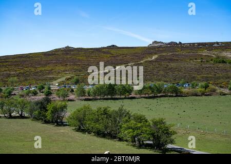 Autos, die an einem sonnigen Tag kurz nach der Sperrung im Stiperstones National Nature Reserve in Shropshire geparkt wurden, wurden entspannt. Stockfoto