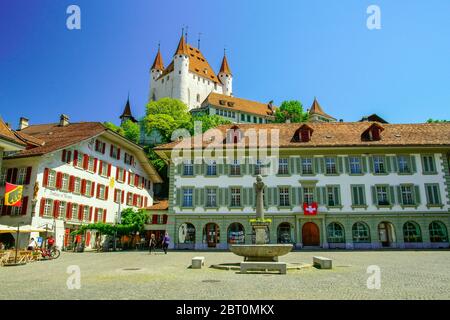 Blick auf die mittelalterliche Burg hoch über der Altstadt von Thun wurde im 12. Jahrhundert erbaut. Kanton Bern, Schweiz. Stockfoto