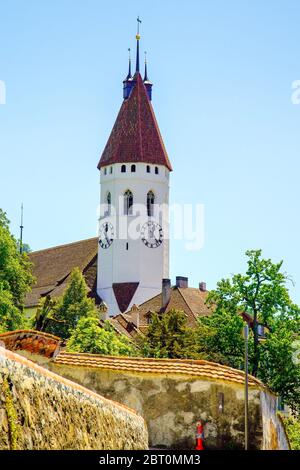 Der imposante achteckige Frontturm der Stadtkirche Thun stammt aus der Zeit um 1330. Thun, Kanton Bern, Schweiz. Stockfoto