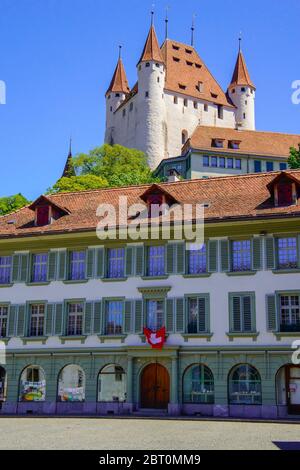 Blick auf die mittelalterliche Burg hoch über der Altstadt von Thun wurde im 12. Jahrhundert erbaut. Kanton Bern, Schweiz. Stockfoto