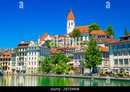 Panoramablick auf die Altstadt von Thun am Aarau, Kanton Bern, Schweiz. Stockfoto