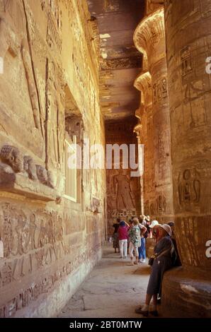 Ägyptische Hieroglyphen und Mauerrelief im Tempel von Medinet Habu, Luxor, Ägypten, Nordafrika Stockfoto