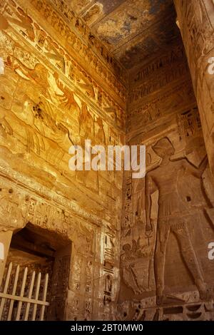 Ägyptische Hieroglyphen und Mauerrelief im Tempel von Medinet Habu, Luxor, Ägypten, Nordafrika Stockfoto