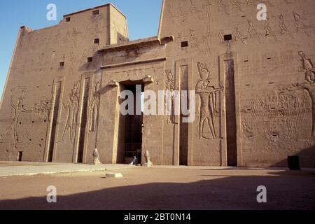 Der Tempel von Edfu am Westufer des Nils in Edfu, Ägypten, Nordafrika Stockfoto