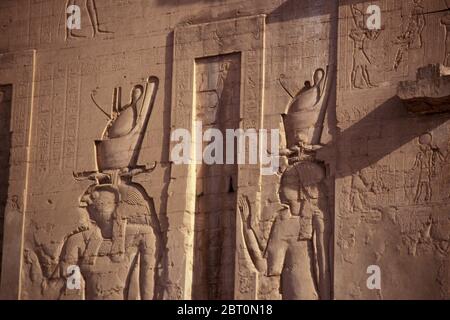 Tempel der Edfu Schnitzereien am Westufer des Nils in Edfu, Ägypten, Nordafrika Stockfoto
