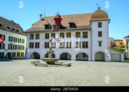 Der Rathausplatz ist das historische Zentrum der Stadt Thun und ist nach dem Rathaus benannt, das 1500 in der Gemeinde Thun, Ber, erbaut wurde Stockfoto