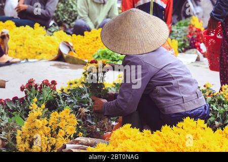 Rückseite des Blumenverkäufers in Saigon, Ho Chi Minh Stadt, Vietnam Stockfoto