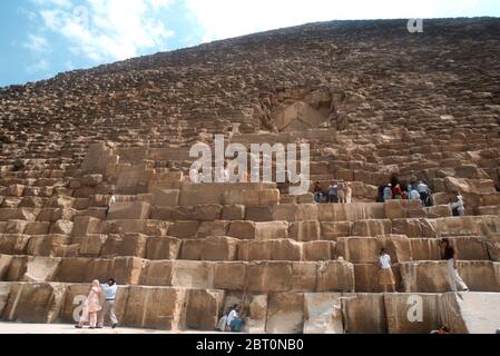 Die große Pyramide von Gizeh, Ägypten, Afrika, das im Jahr 2000 dargestellt wurde, als Touristen die Pyramide hochklettern durften Stockfoto