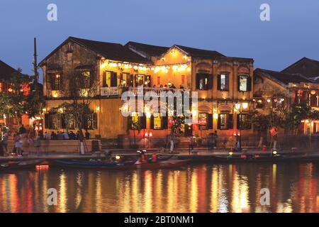 Alte Häuser in Hoi eine alte Stadt in der Dämmerung, Hoi an ist eines der beliebtesten Reiseziele in Vietnam. Stockfoto