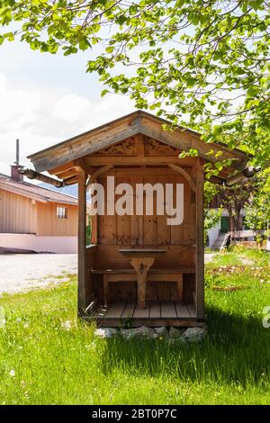 Offene Brotzeithütte am Wegrand unter Bäumen Stockfoto