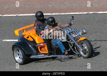Rewaco Motorradfahrer; dreirädrigen Transport, orange Trike Motorräder, Fahrzeug, Straßen, Gelbe Zweisitzer Motorräder, Radfahrer auf der M6 Autobahn Chorley, Großbritannien Stockfoto
