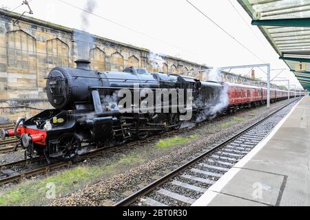 LMS Stanier Klasse 8F 8151 (British Railways No. 48151) am Bahnhof Carlisle, Carlisle, Cumbria, England, Großbritannien Stockfoto