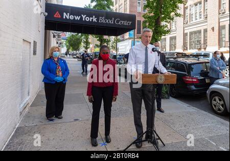 New York, Usa. Mai 2020. Bürgermeister Bill de Blasio spricht an die Medien, nachdem er und First Lady Chirlane McCray während der COVID-19-Pandemie im New York Blood Center in der 67. Straße in New York, NY am 21. Mai 2020 Blut gespendet hatten. (Foto: Lev Radin/Pacific Press/Sipa USA) Quelle: SIPA USA/Alamy Live News Stockfoto
