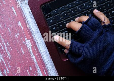 Hacker Hand tippen auf Laptop stehlen Daten Stockfoto