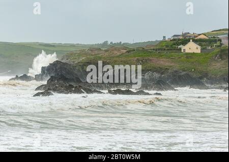 Owenahincha, West Cork, Irland. Mai 2020. Massive Wellen stürzen heute gegen die Felsen am Owenahincha Beach, als die Winde 46 km/h erreichten. Teile von Irland sind unter einer gelben Windwarnung von Met Eireann. Credit: AG News/Alamy Live News Stockfoto