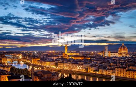 Abenddämmerung Himmel über dem Fluss Arno und Renaissance-Stadt Florenz, Toskana, Italien Stockfoto