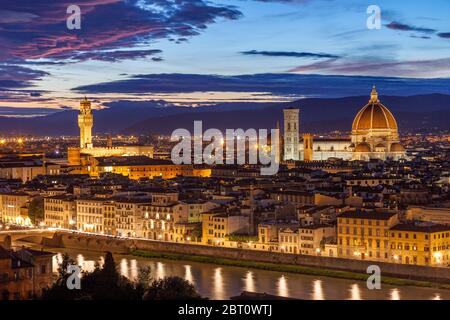 Die Türme des Palazzo Vecchio und des Duomo di Firenze stehen hoch über der Renaissance-Stadt Florenz, Toskana, Italien Stockfoto