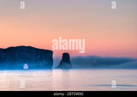 Ein nebliger Sonnenaufgang auf Perce Rock, Quebec Stockfoto