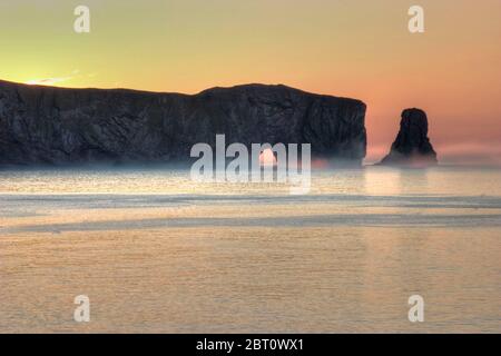 Ein Misty Sonnenaufgang auf Perce Rock, Quebec Stockfoto